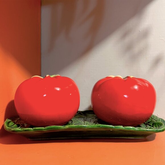 Oversized Vintage 40's Tomato Japanese Salt & Pepper Shakers with Tray - Picture 6 of 8
